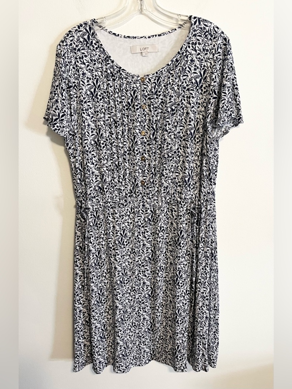 LOFT Ditsy Floral Casual Dress. Dark Blue/White. Short Sleeve, Cinch Waist. Sz L